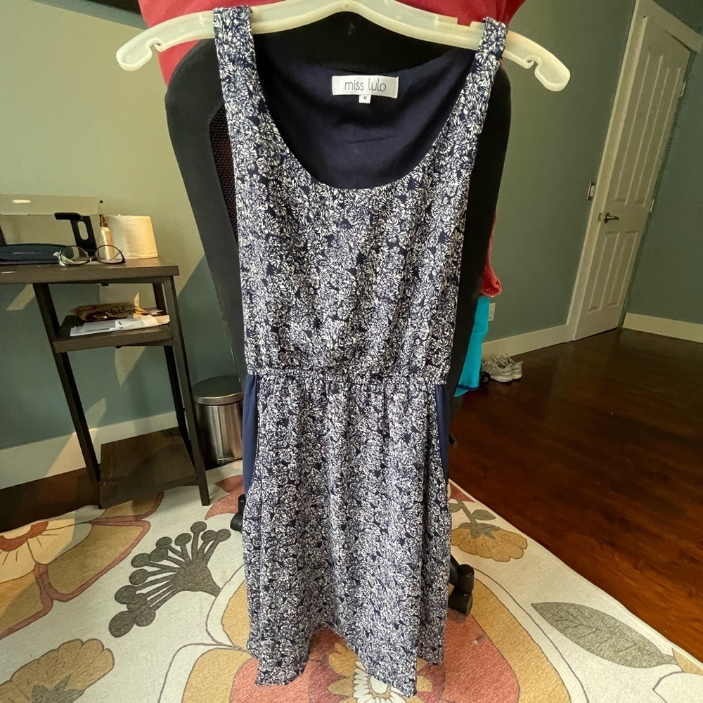 miss lulo - Navy and White Floral Dress Size Medium with pockets!